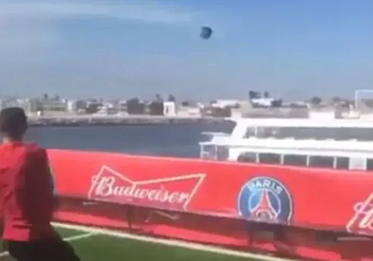 Di María jako nová ikona PSG? Argentinec pobavil fanoušky trefou z jedné lodi na druhou!