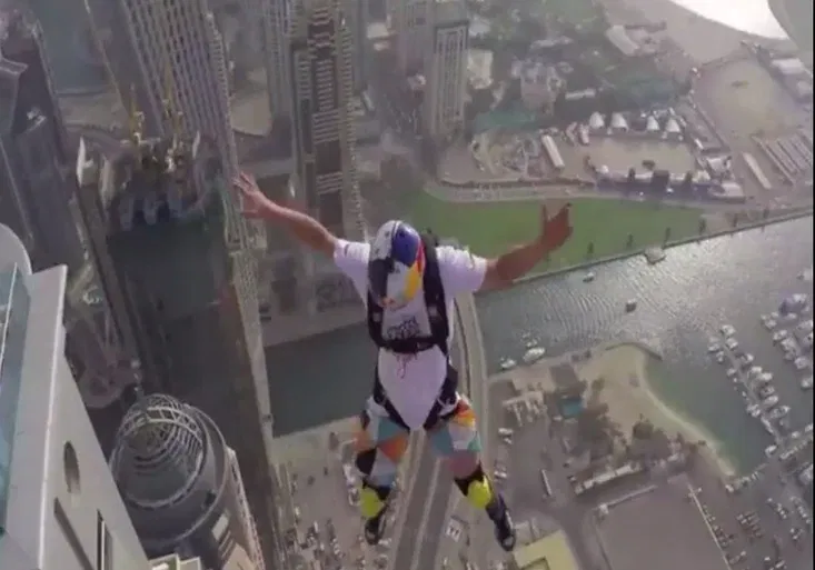 WOW! Létající blázni v Dubaji! Ale jestli máte strach z výšek, nedívejte se!