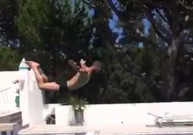 VIDEO: Sergio Ramos baví! Podívejte se na jeho komediální skok do vody!