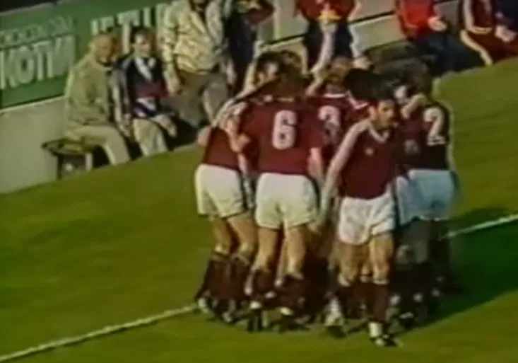 Pozor, Sparto! Varování z minulosti! Takhle na Letné řádil za Steauu božský Hagi