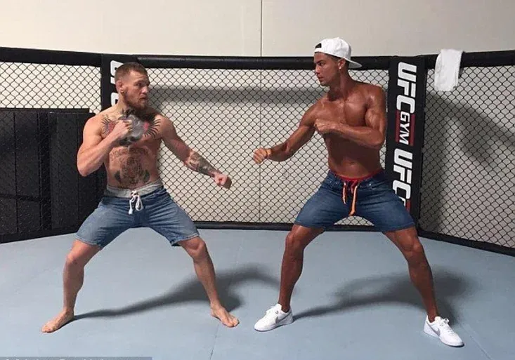 Cristiano Ronaldo a Conor McGregor v jednom ringu! Kdo měl navrch?