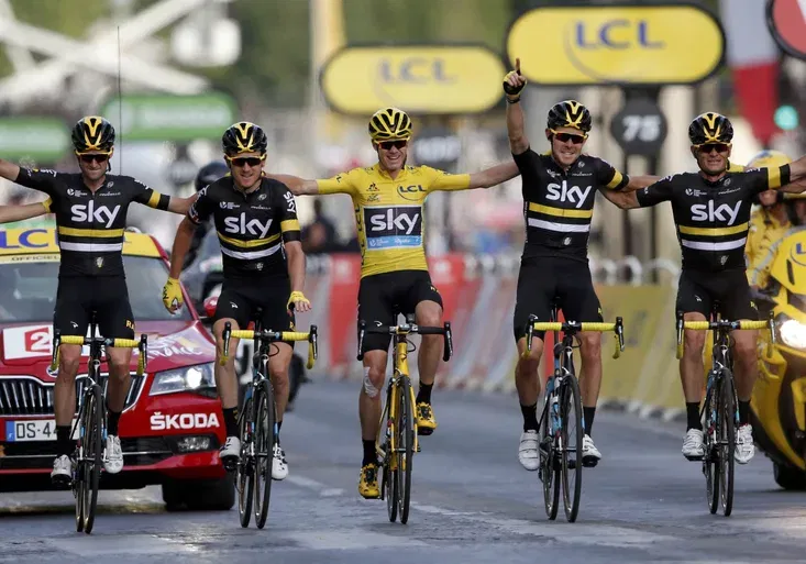 Tour dorazila do cíle. Sagan získal dvě ceny, Kreuzigerovi sudí sebrali posun!