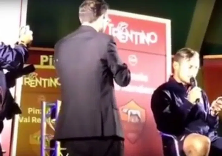 V AS Řím si dělají legraci ze Slováka Gyömbéra. Jakou písničku ukázal Totti fanouškům?