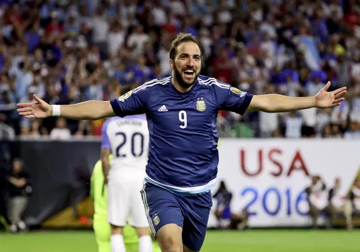 Higuaín jde do Juve a je druhý nejdražší v historii. Kam posílají fans Neapole jeho dresy?