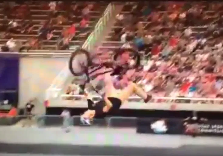 Šílenec! Je takový trik na kole vůbec možný? Podívejte se na létajícího Kurtise!