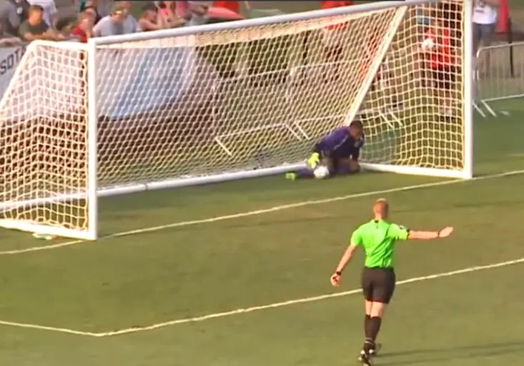 Nejhloupější vlastňák všech dob? Podobný byste nenašli! Na co brankář myslel?