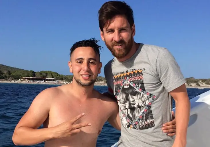 Senzační zážitek! Fanoušek si doplaval z pláže na Messiho jachtu pro fotku!