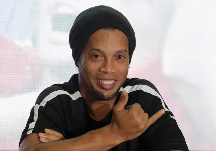 Ronaldinho na to stále má! Dal 5 GÓLŮ a takhle si povodil Paula Scholese