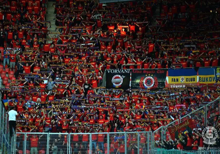 Vtipálek z letiště pobouřil slávisty. Jak jej teď chtějí podpořit fanoušci Sparty?