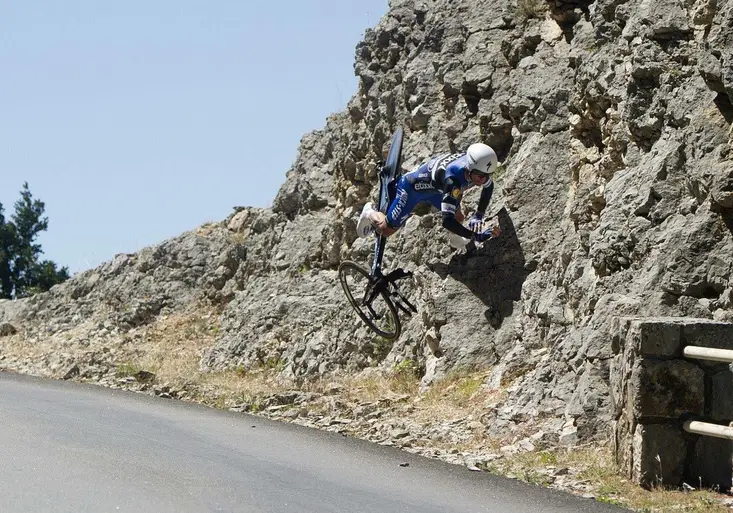Cyklistický bouldering. Jak se Julian Alaphilippe ocitl během časovky na skále?