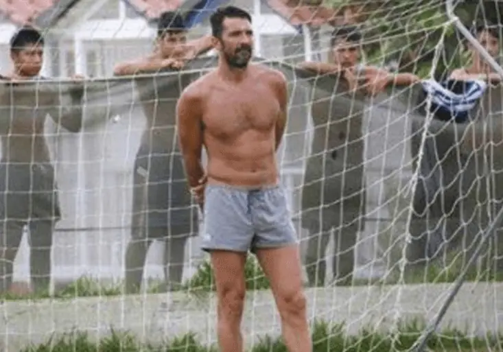 Dovolená brankářské legendy? Buffon si zahrál fotbal s místními dětmi