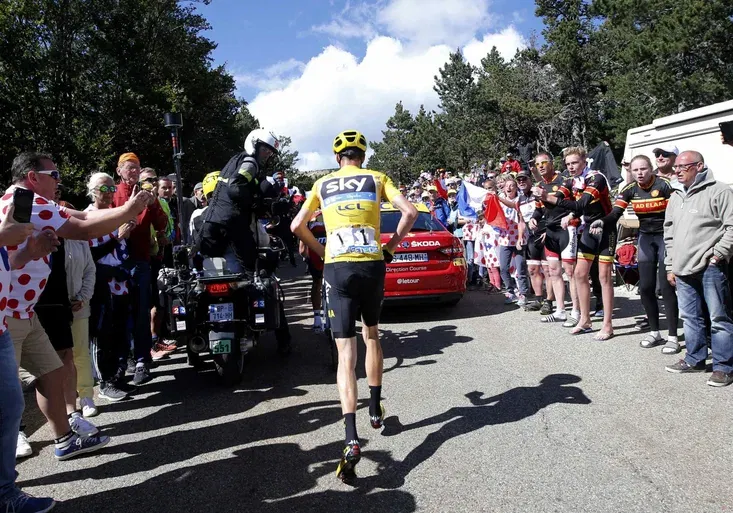 Chaos na Tour! Chris Froome na slavném kopci utíkal. Žlutý dres mu nakonec sporným rozhodnutím vrátili