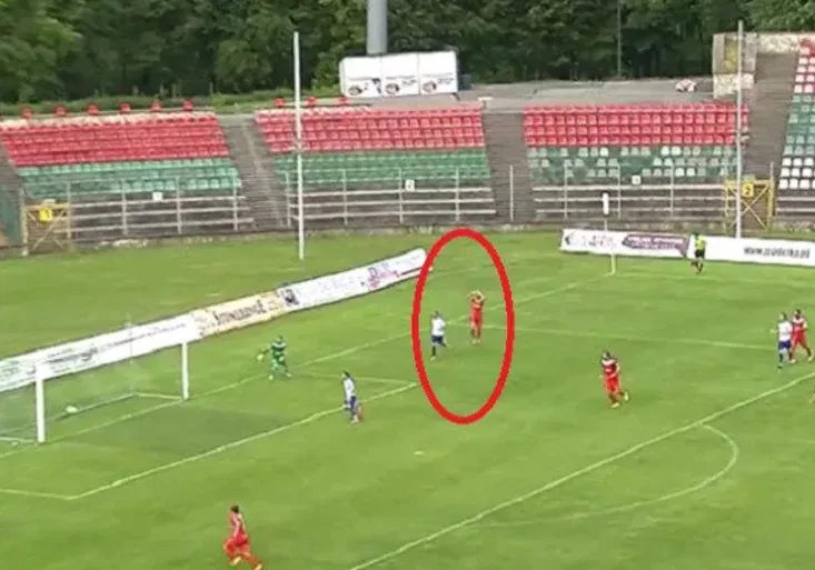 Tohle je umění! Srb si dal jeden z nejvtipnějších vlastních gólů fotbalové historie