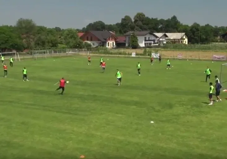 Karpatský Maradona nestárne! Jak úžasný gól z voleje vstřelil Hagi na tréninku?