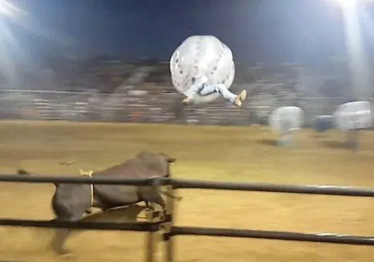 V bublině mezi býky? Tohle je nejšílenější zábava všech dob!