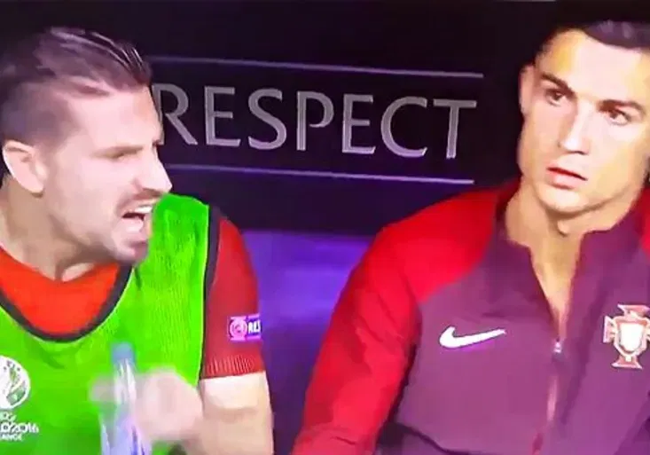 Au, to byla moje noha! Cristiano Ronaldo pobavil veselou scénkou z lavičky