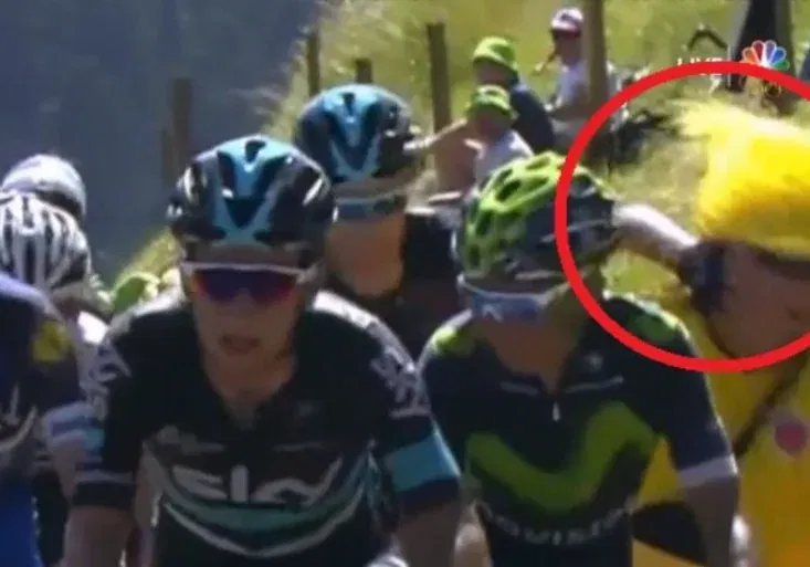 Ta sedla, panečku! Jak se nový lídr Tour Chris Froome vypořádal s dotěrným fanouškem?