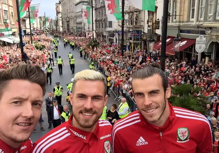 Draci nadchli Francii. Jakého přivítání se Baleovi a spol. dostalo doma ve Walesu?