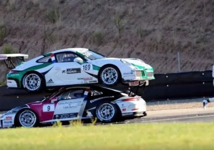 Jak se tam dostal? Bizarní bouračka, nad kterou fanoušci kroutí hlavou