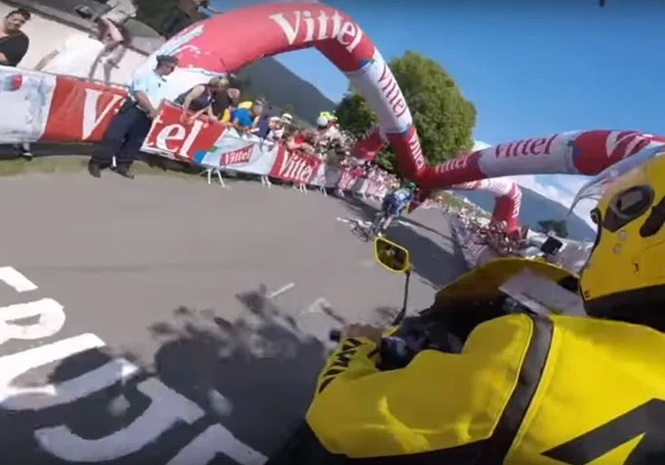 Unikátní záběry neuvěřitelné havárie na Tour. Jak na cyklistu spadl Flamme Rouge?