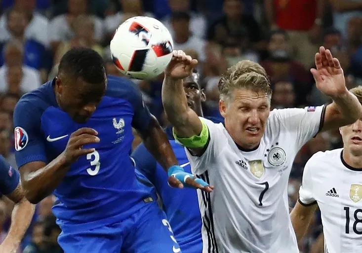 Schweinsteigerova ruka nezůstala bez odezvy. Proč má jít kapitán Německa hrát s Boatengem volejbal?