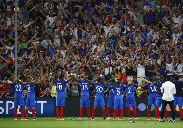 Trapas! Francouzi jsou s kradeným rituálem pro smích. Jak trefně reagovali Islanďané?