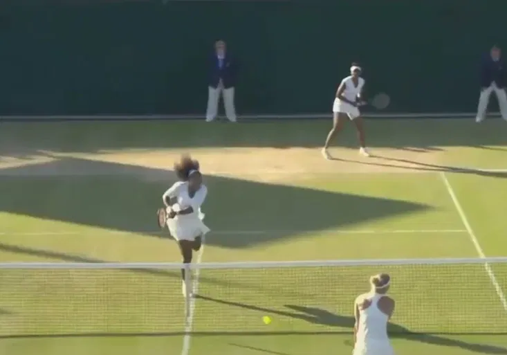 Skvělý reflex a úder turnaje? Z toho šly do kolen i hvězdné sestry Williamsovy!