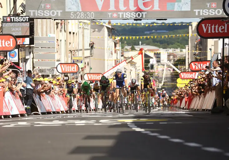 Tour de France baví nejtěsnějšími finiši! Koho potěšila cílová fotografie tentokrát?