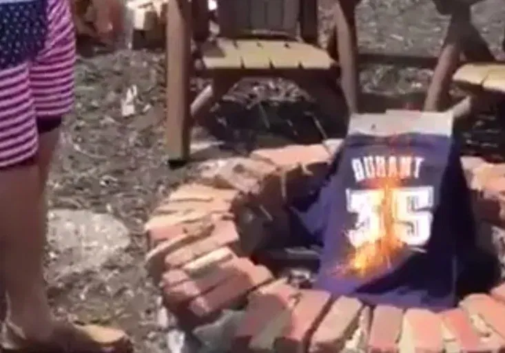 Hvězda NBA Kevin Durant bude hrát za Golden State. Pálení dresů v Oklahomě začalo
