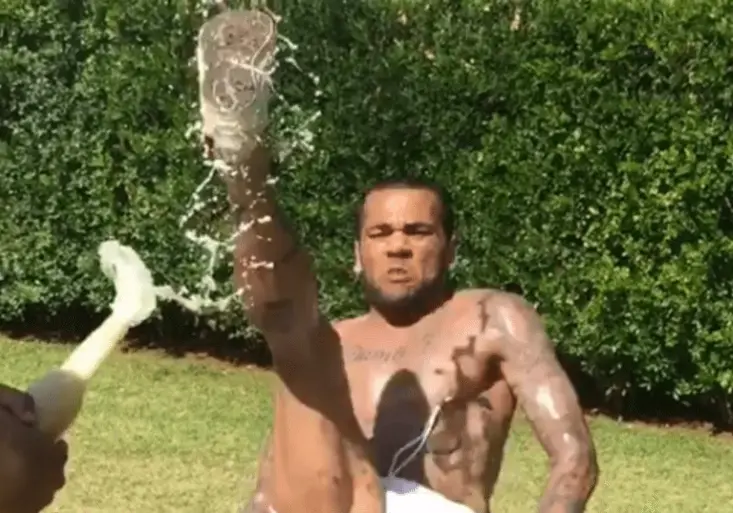 Dani Alves se chlubí bláznivým trikem. Jakým kopem nekompromisně otevřel pivní láhev?