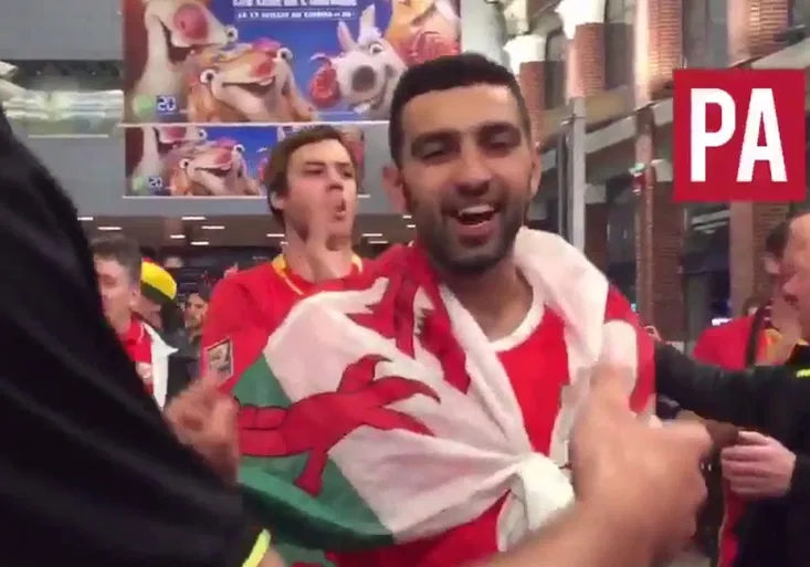 Krásné gesto! Belgičtí fanoušci prohru unesli. Jak vzdali hold slavícím Velšanům?