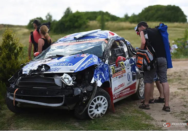 Polskou rallye zahájil nejlépe Neuville. Slovák Koči měl drsnou nehodu. Co se mu přihodilo?