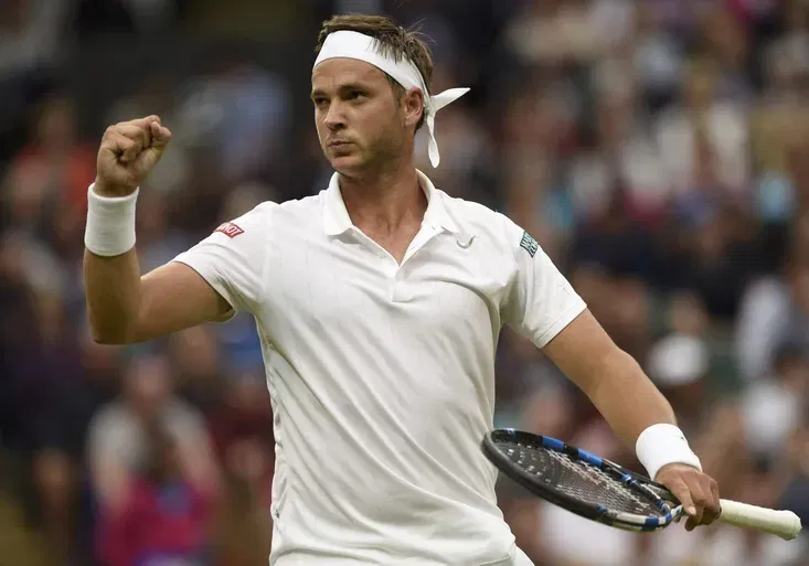 VIDEO: Show ve Wimbledonu! Jak si pan Nikdo z pohádky chvíli vodil po centrkurtu Federera?