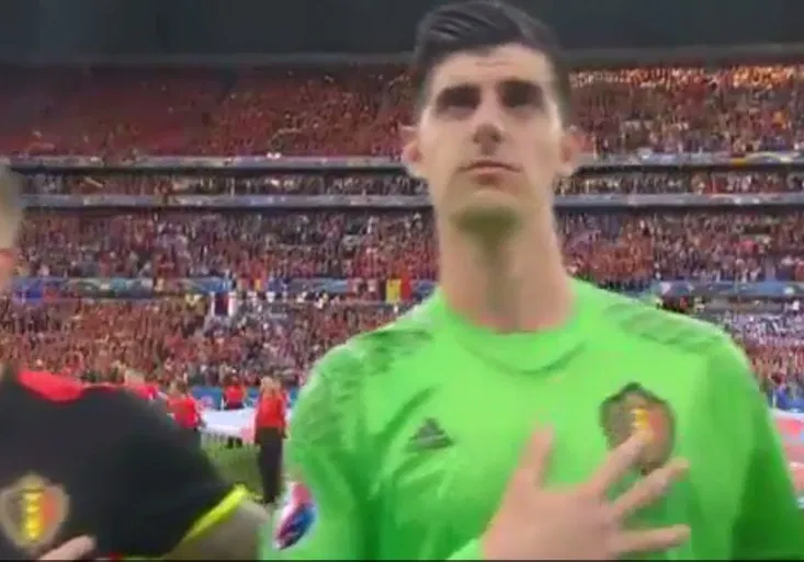 VIDEO: Co má Courtois s bradou? Nebo Belgičan vysílá tajné signály domů?