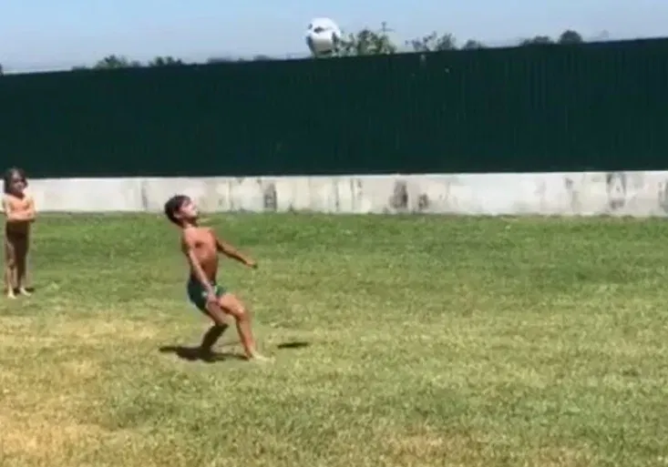 VIDEO: Paráda! Táta Cristiano Ronaldo už drezíruje nástupce a musí být hrdý!