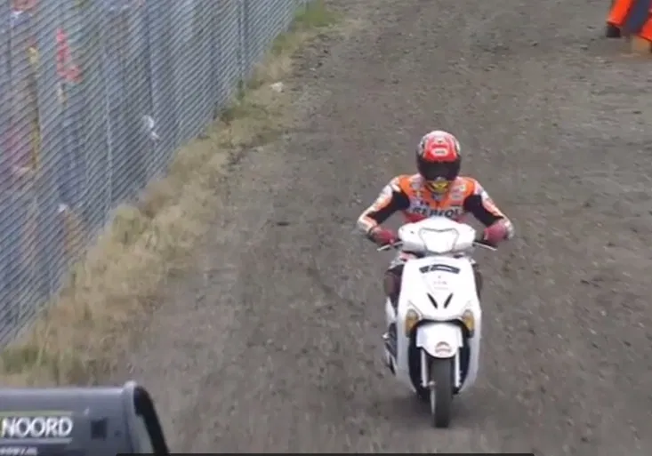 Neuvěřitelné! Márquez v kvalifikaci boural, tak ukradl skútr a dojel čtvrtý!