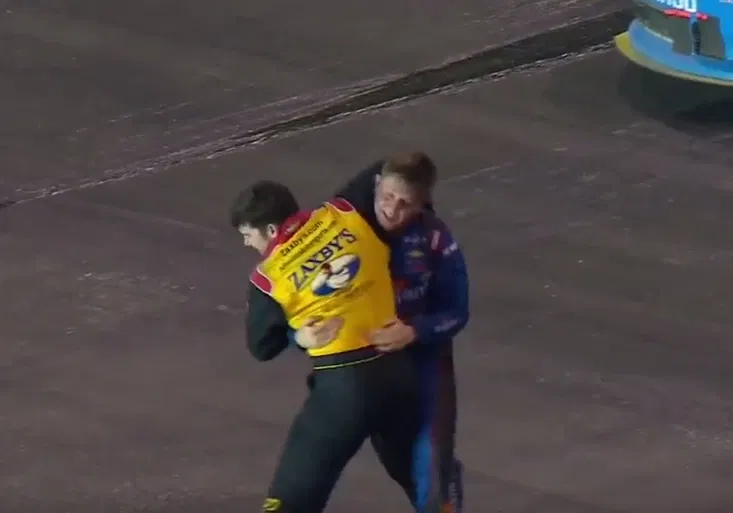 Ostří hoši z NASCARU? Podívejte se na směšnou bitku z automobilového prostředí!