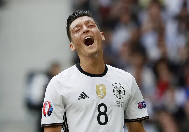 Penaltoví nešťastníci Özil a Xhaka. Mentalita Arsenalu, smějí se jim fanoušci