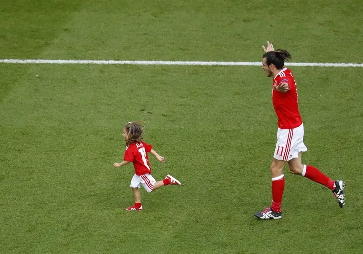 Jaký otec, taková dcera? Malá Alba oslavila postup Walesu krásným gólem!