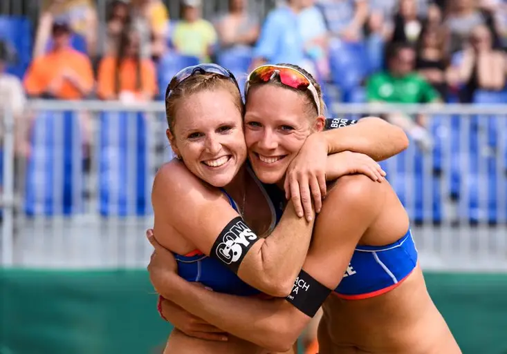 Vítězná sobota Kiki i Maki. Beachvolejbalistky získaly kontinentální bronz. A šance na Rio žije!