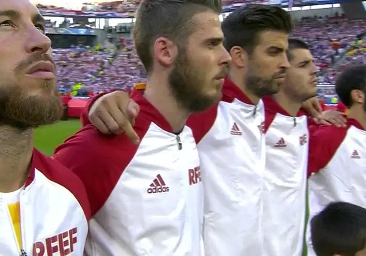 Ramosi, jsi jednička! Proboha, proč Piqué ukázal při hymně spoluhráči prostředníček?