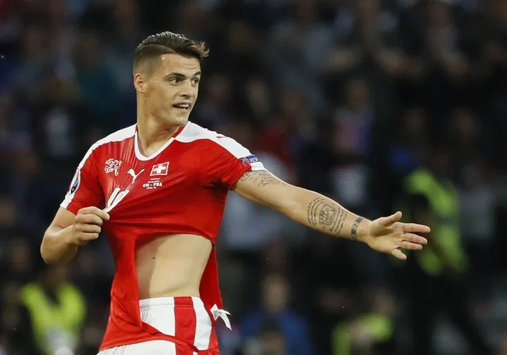 Posměch pro Švýcarsko! Z čeho vám dělají dresy? Z papíru?