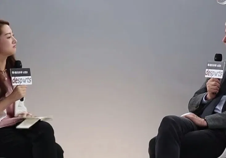 VIDEO: Vardy zůstane v Leicesteru! Wenger to řekl Číňanům a odrovnal reportérku!