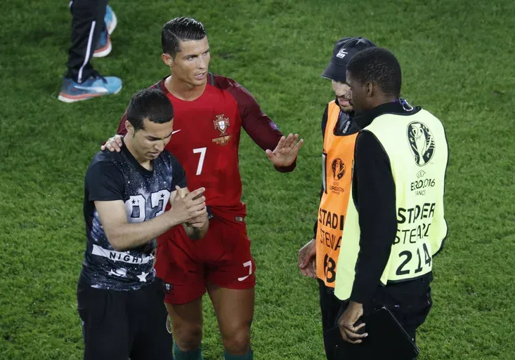 Je to třída! Ronaldo odehnal ochranku a fotil se s fandou