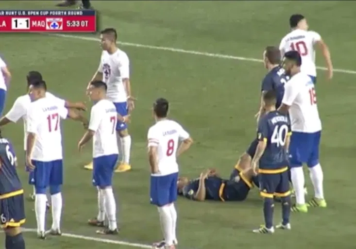 Tak to je moc! Jak profíci z LA Galaxy porazili amatéry díky špinavému triku?