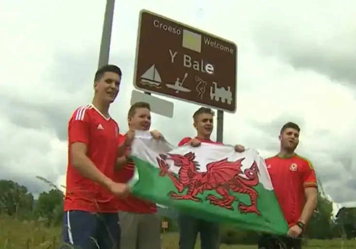 Šílené! Jak uctili ve Walesu svou největší hvězdu? Přejmenovali městečko!