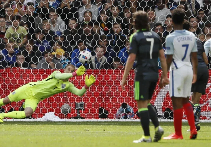 Hartovi se kvůli Baleovi směje svět. Ale za co schytal posměch Harry Kane?