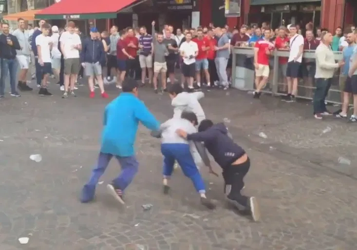 To je síla! Fanoušci z Británie ponižovali malé pouliční žebráky