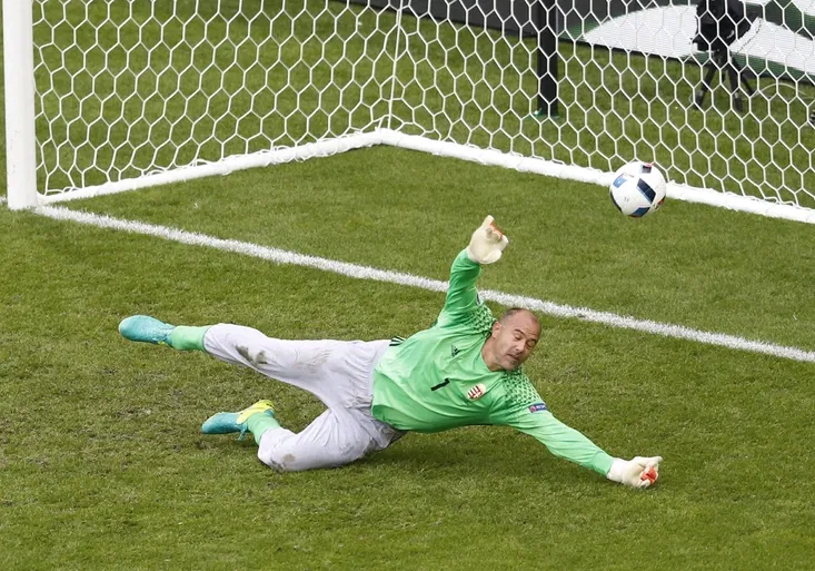 Rakušany vynuloval rekordman v teplácích. Víte, proč je Gábor Király nosí?