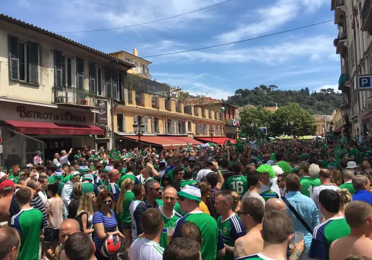 Nejlepší chorál Eura? Fanoušci Severního Irska to umí v ulicích rozjet na maximum